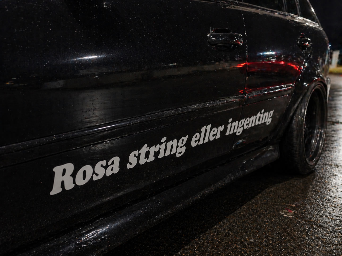 “Rosa string eller ingenting” – Sticker