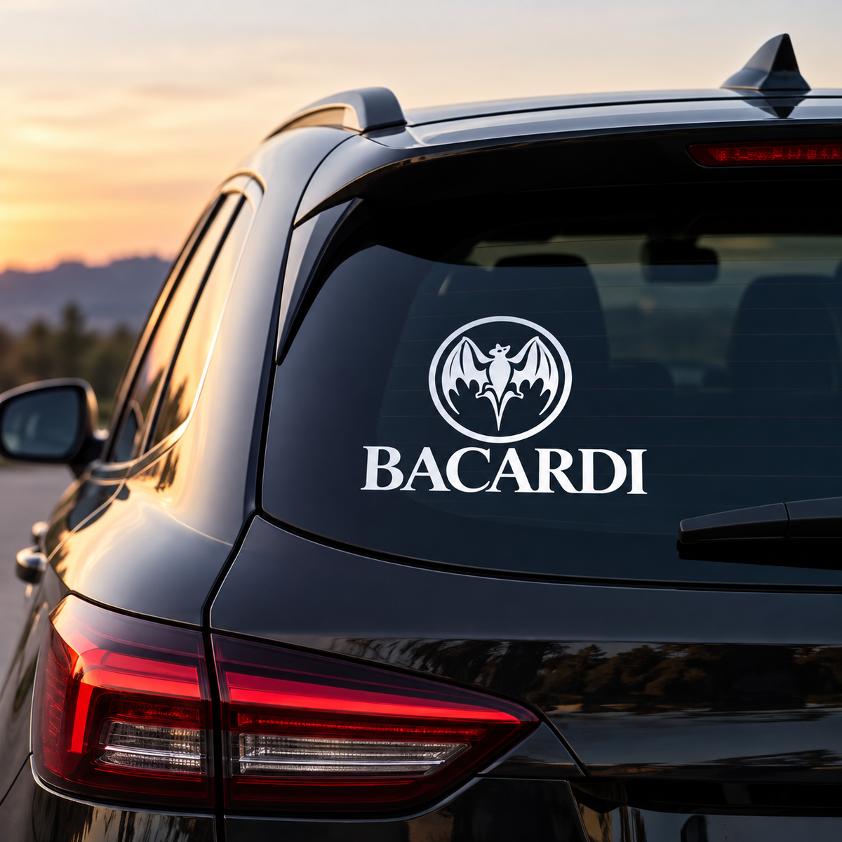 Illustrasjon: Bacardi-dekal montert på bakruten av bil