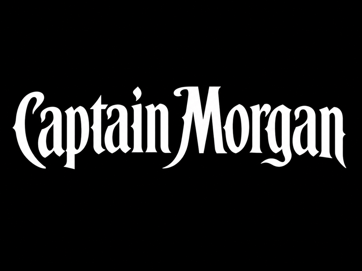 Captain Morgan – hvit bildekal i gotisk skrift på svart bakgrunn
