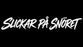 Slickar på snöret – hvit tekst på sort bakgrunn